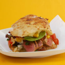 Fladenbrot mit Steak und Salat