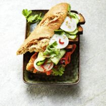 Frühstücks-Banh-Mi mit eingelegtem Gemüse