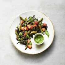 Spargel-Linsen-Salat mit Erdbeeren und Kräuterdressing