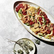 Zucchini-Pasta mit Parmesan-Schnitzelchen Zucchini-Pasta mit Parmesan-Schnitzelchen