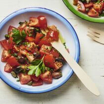Tomatensalat mit Oliven und Kapern