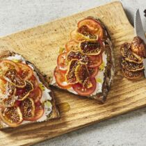 Bauernbrot mit Ziegenfrischkäse Bauernbrot mit Ziegenfrischkäse