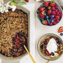 Beerencrumble mit Datteln