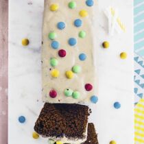 Geburtstagskuchen mit Schokolinsen Geburtstagskuchen mit Schokolinsen