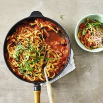 One-Pot-Pasta mit Paprika, Oliven & Rucola