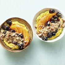 Goldene Milch Frühstücks-Bowl Goldene Milch Frühstücks-Bowl