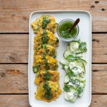 Brokkoli-Mais-Puffer mit Haselnusspesto und Zucchini-Minz-Salat Brokkoli-Mais-Puffer mit Haselnusspesto und Zucchini-Minz-Salat