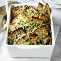 Brotauflauf mit Erbsen und Schinken Brotauflauf mit Erbsen und Schinken