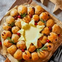 Brötchenkranz mit Camembert Brötchenkranz mit Camembert