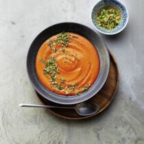 Paprika-Bohnen-Suppe mit Mandel-Gremolata