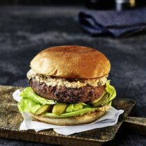 Bohnen-Burger 
mit Röstzwiebelcreme