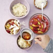 Hirseporridge mit Erdbeeren und Rhabarber