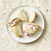 Biskuitomeletts mit Himbeercreme Biskuitomeletts mit Himbeercreme