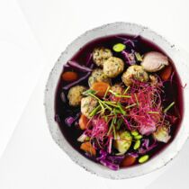 Pinkfarbene Kohlsuppe mit Hackbällchen Pinkfarbene Kohlsuppe mit Hackbällchen