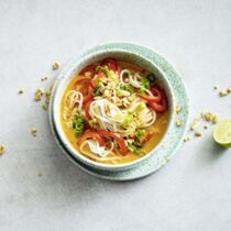 Curry-Nudelsuppe mit Erdnuss Curry-Nudelsuppe mit Erdnuss