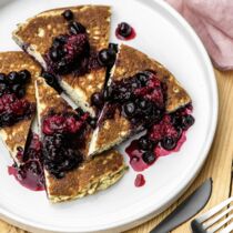 Riesen-Pancake mit 
Beerensauce