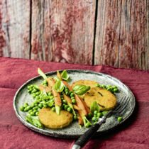 Basilikum-Polenta-Taler mit jungem Gemüse Basilikum-Polenta-Taler mit jungem Gemüse