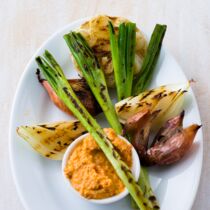 gegrillte Frühlingszwiebeln gegrillte Frühlingszwiebeln