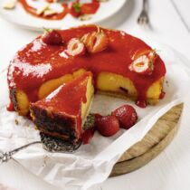 Cremiger Käsekuchen mit weißer Schokolade und Erdbeeren Cremiger Käsekuchen mit weißer Schokolade und Erdbeeren