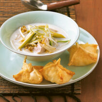 Zitronengrassuppe mit Topfen-Wan-Tans