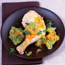 Gekochte Hähnchenkeulen mit Gemüsepüree Gekochte Hähnchenkeulen mit Gemüsepüree