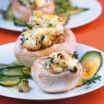 Gefüllte Champignons auf Zucchini