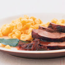 Rehbraten mit Pflaumen Rehbraten mit Pflaumen