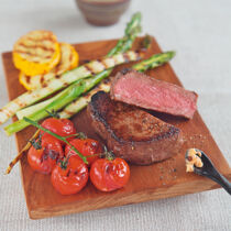 Steaks mit gegrilltem Gemüse