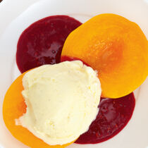 Pochierte Pfirsiche mit Himbeerpüree