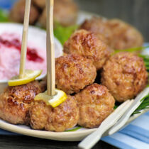 Köttbullar mit Preiselbeer-Dip