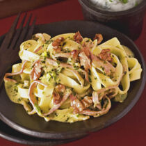 Bandnudeln in Pestosahne Bandnudeln in Pestosahne