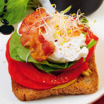 Toast mit pochiertem Ei und Speck
