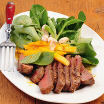 Feldsalat mit Mango und Steakstreifen