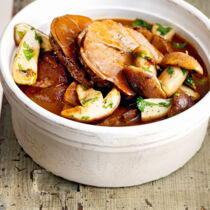 Geschmorte Rehkeule mit Steinpilzen und Hagebuttenmark