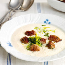 Fränkische Knoblauchsuppe mit Bratwurstnocken und Lauch