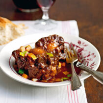 Ochsenschwanz in Barolo mit Wurzelgemüse