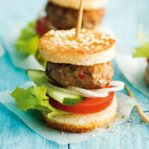 Mini-Spieß-Burger mit Tomate, Gurke und Salat Mini-Spieß-Burger mit Tomate, Gurke und Salat