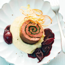 Rinder-Kräuter-Rolle auf Kartoffel-Sellerie-Püree