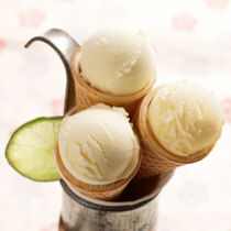 Sauerrahmeis mit Limetten Sauerrahmeis mit Limetten