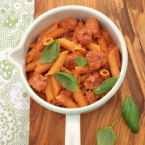 Penne mit Tomaten-Wurst-Sahne