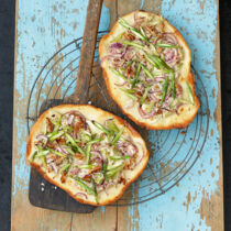 Flammkuchen mit grünem Spargel Flammkuchen mit grünem Spargel