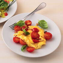 Rührei mit Tomaten und Basilikum