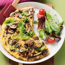 Nudelomelett mit Pilzen