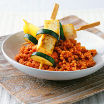 Tomaten-Bulgur mit Tofuspießen Tomaten-Bulgur mit Tofuspießen