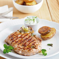 Gegrillte Schweinekoteletts mit Blechkartoffeln Gegrillte Schweinekoteletts mit Blechkartoffeln