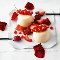 Panna cotta mit Rosenduft und roten Beeren