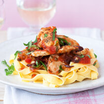 Hähnchen-Tomatenragout mit Basilikum Hähnchen-Tomatenragout mit Basilikum