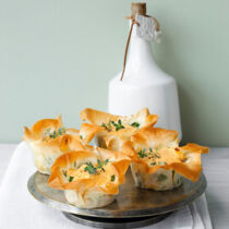Filo-Törtchen mit Zucchini-Walnuss-Füllung und Fetacreme