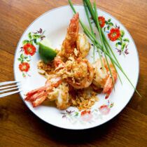 Frittierte Riesengarnelen mit Knusper-Knoblauch (Gung Thod Gratiem)