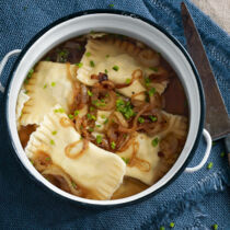 Maultaschen mit geschmälzten Zwiebeln